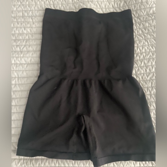 Black Blanqi maternity shorts - Picture 1 of 5